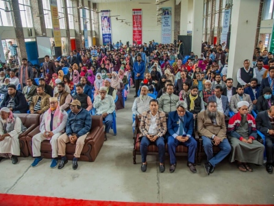 1_Audience-at-Gallery-in-the-Reception-Program