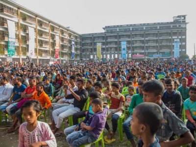 1_Croweded-in-the-Open-Concert