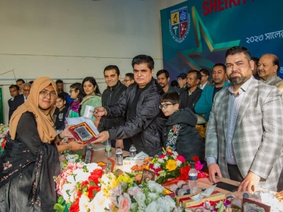 1_Dr.-H.B.M-Iqbal-Hon_ble-Chairman-BoT-SHUST-giving-Crest-Certificate-Mug-to-the-Student-in-the-Reception-Program