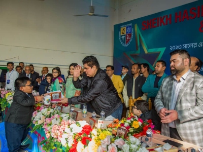 1_Dr.-H.B.M-Iqbal-Hon_ble-Chairman-BoT-SHUST-providing-Certificate-Crest-to-the-Student-in-the-Reception-Ceremony