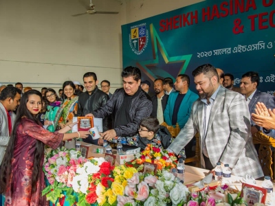 1_Dr.-H.B.M-Iqbal-Hon_ble-Chairman-BoT-SHUST-providing-Certificate-Crest-to-the-Student-in-the-Reception-Program