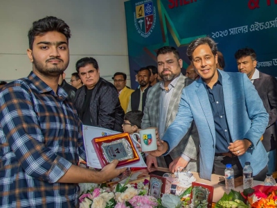 1_Mr.-Jamal-G.-Ahmed-Member-BoT-SHUST-giving-Certificate-Crest-to-the-Student-in-the-Reception-Program