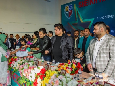 1_Mr.-Moin-Iqbal-Vice-Chairman-BoT-SHUST-giving-Certificate-Crest-to-the-Student-in-the-Reception-Ceremony