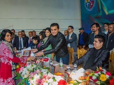 1_Mr.-Moin-Iqbal-Vice-Chairman-BoT-SHUST-giving-Certificate-Crest-to-the-Student-in-the-Reception-Program