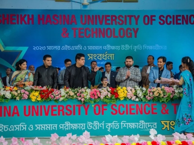 1_Student-giving-welcomed-by-flowers-to-Mr.-Jamal-G.-Ahmed-Member-BoT-SHUST