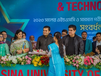 1_Student-giving-welcomed-by-flowers-to-Mr.-Moin-Iqbal-Vice-Chairman-BoT-SHUST