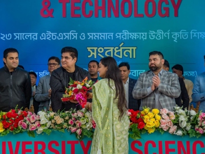1_Student-giving-welcomed-by-flowers-to-the-Hon_ble-Chairman-BoT-SHUST