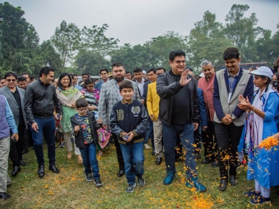 1_Students-welcomed-by-flowers-to-the-Hon_ble-Chairman-BoT-SHUST