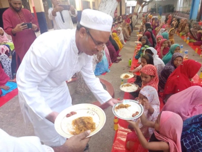 A-moment-of-distributing-Iftar-among-the-orphan-girls-of-Haji-Asmat-Ali-Orphan-Girls-Children-Familty-on-24-March-2025